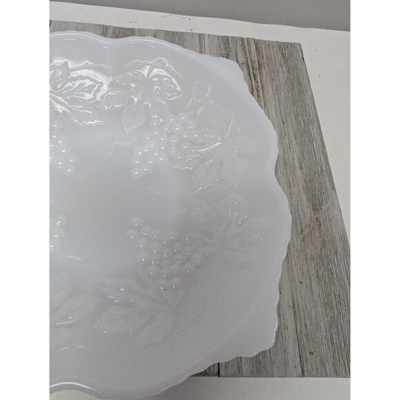 Vintage Anchor Hocking White Milk Glass Serving Bowl Plate Grapes Pattern - Picture 3 of 6